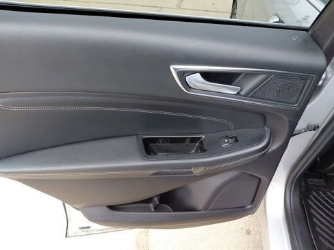 Used 2019 Ford Edge Titanium image 29