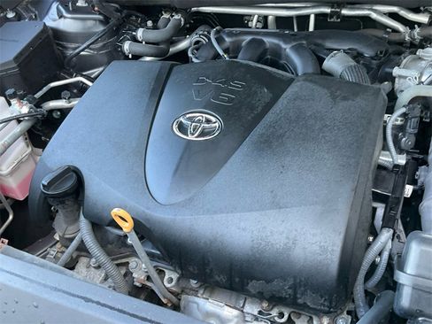 Used 2021 Toyota Highlander XLE image 14