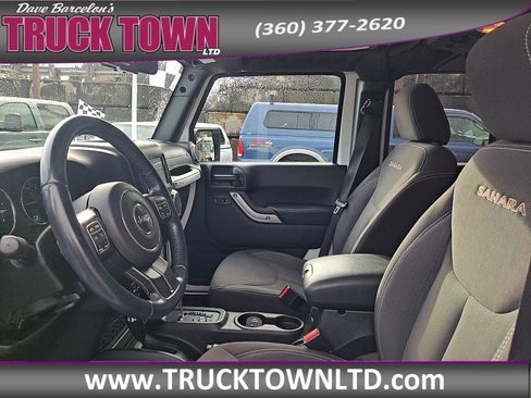 Used 2017 Jeep Wrangler Unlimited Sahara w/ Connectivity Group image 16