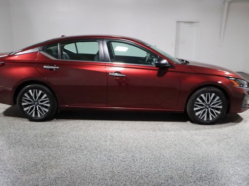 Used 2024 Nissan Altima 2.5 SV image 6