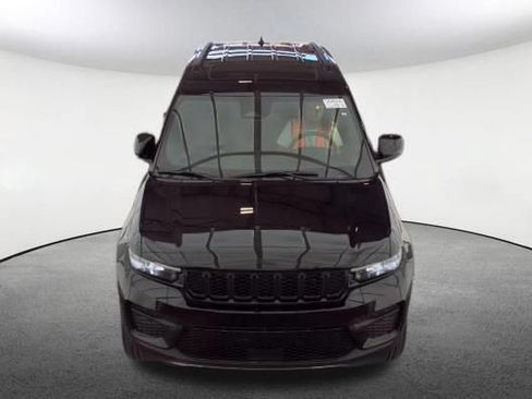 Used 2025 Jeep Grand Cherokee Altitude AWD/4WD image 2
