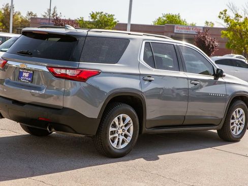Used 2019 Chevrolet Traverse LT w/ LPO, 'HIT The Road' Package AWD/4WD image 4
