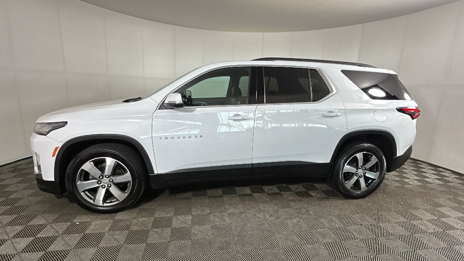 Used 2023 Chevrolet Traverse LT w/ LT Premium Package AWD/4WD image 7