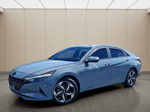 Used 2023 Hyundai Elantra SEL w/ Convenience Package FWD image 2