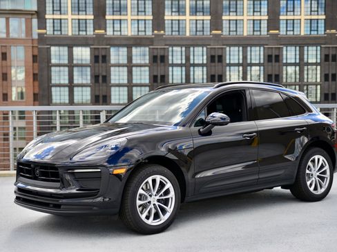 Certified 2026 Porsche Macan AWD/4WD image 1