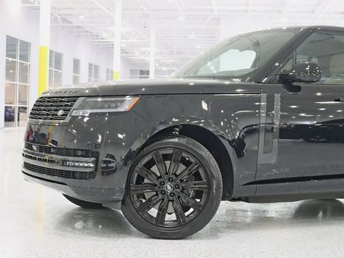 Used 2025 Land Rover Range Rover SE AWD/4WD image 3
