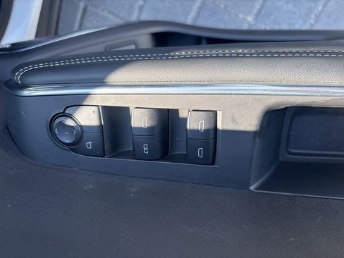 Used 2025 GMC Acadia Elevation image 11