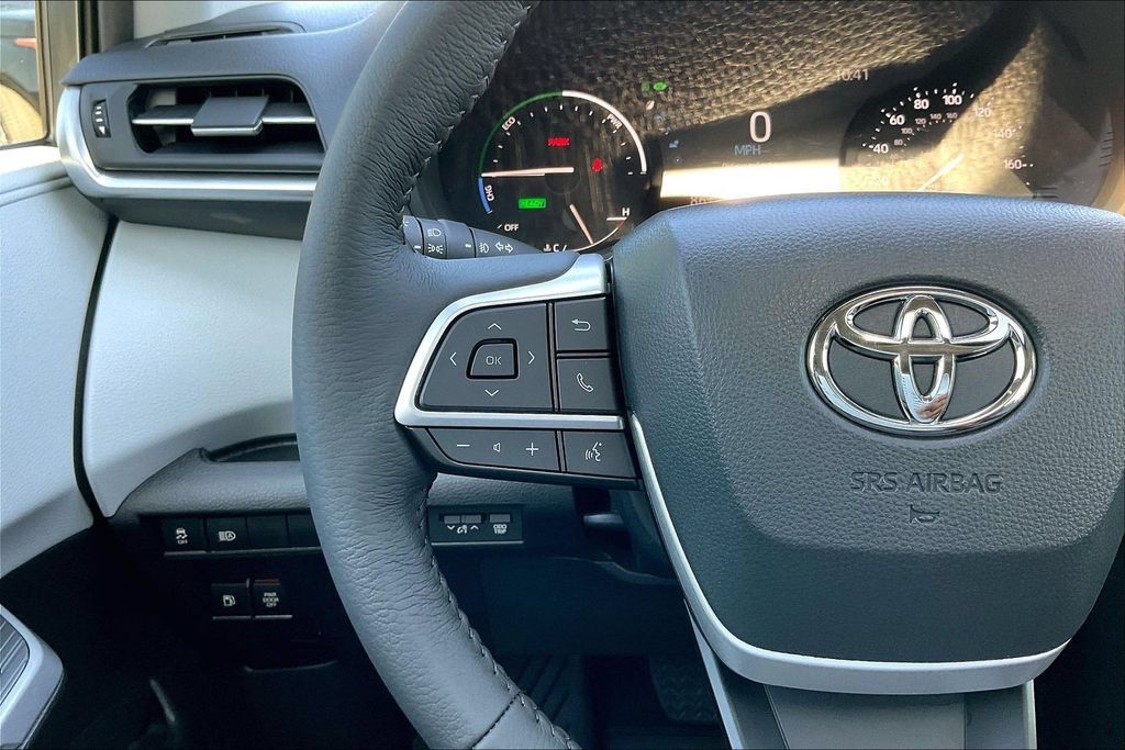 Used 2026 Toyota Sienna XLE FWD image 11