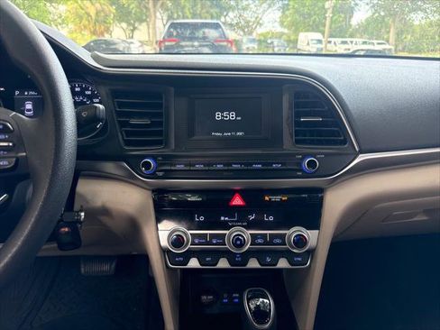 Used 2020 Hyundai Elantra SE FWD image 24
