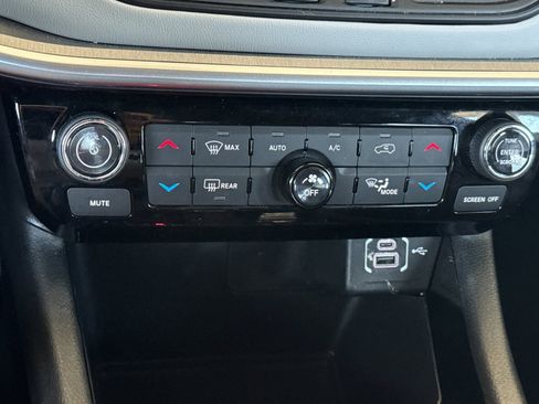 Used 2025 Jeep Compass Limited AWD/4WD image 19