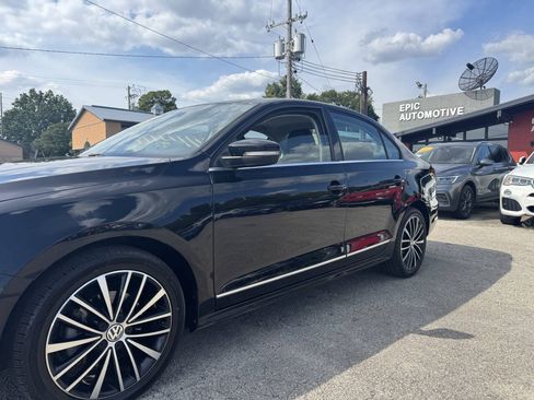 Used 2017 Volkswagen Jetta SEL FWD image 4