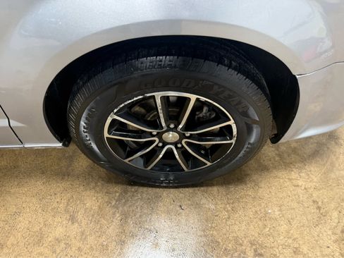 Used 2017 Dodge Grand Caravan GT image 4