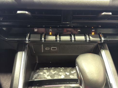 Used 2023 GMC Canyon Elevation w/ Elevation Premium Package image 30