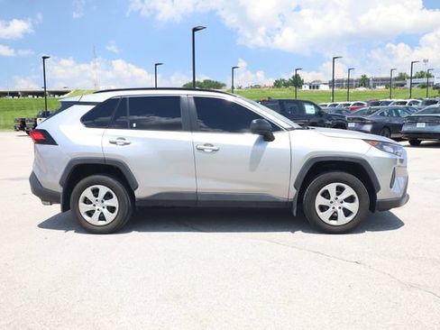 Used 2021 Toyota RAV4 LE AWD/4WD image 4