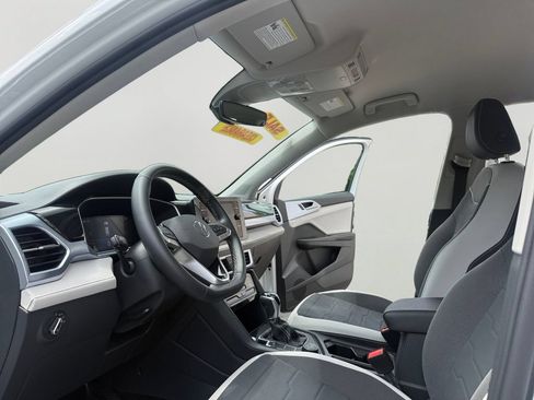Used 2025 Volkswagen Taos SE AWD/4WD image 9
