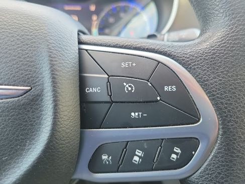 Used 2020 Chrysler Pacifica Touring w/ Advanced Safetytec Group FWD image 18