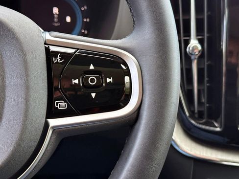 Used 2025 Volvo XC60 B5 Plus image 21