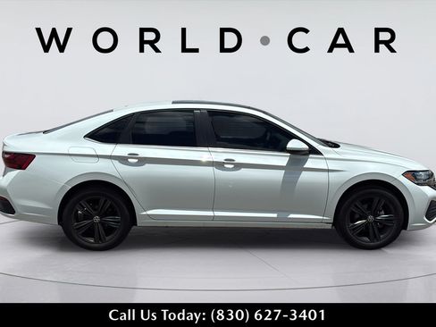 Used 2024 Volkswagen Jetta SE FWD image 3