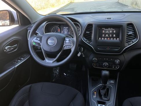 Used 2019 Jeep Cherokee Latitude w/ Popular Appearance Group image 16