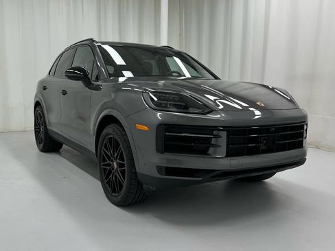 Used 2025 Porsche Cayenne image 1