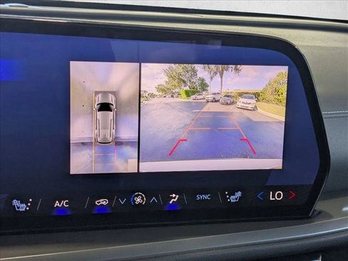 Used 2024 Chevrolet Traverse LT image 12