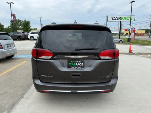 Used 2017 Chrysler Pacifica Touring-L Plus FWD image 11