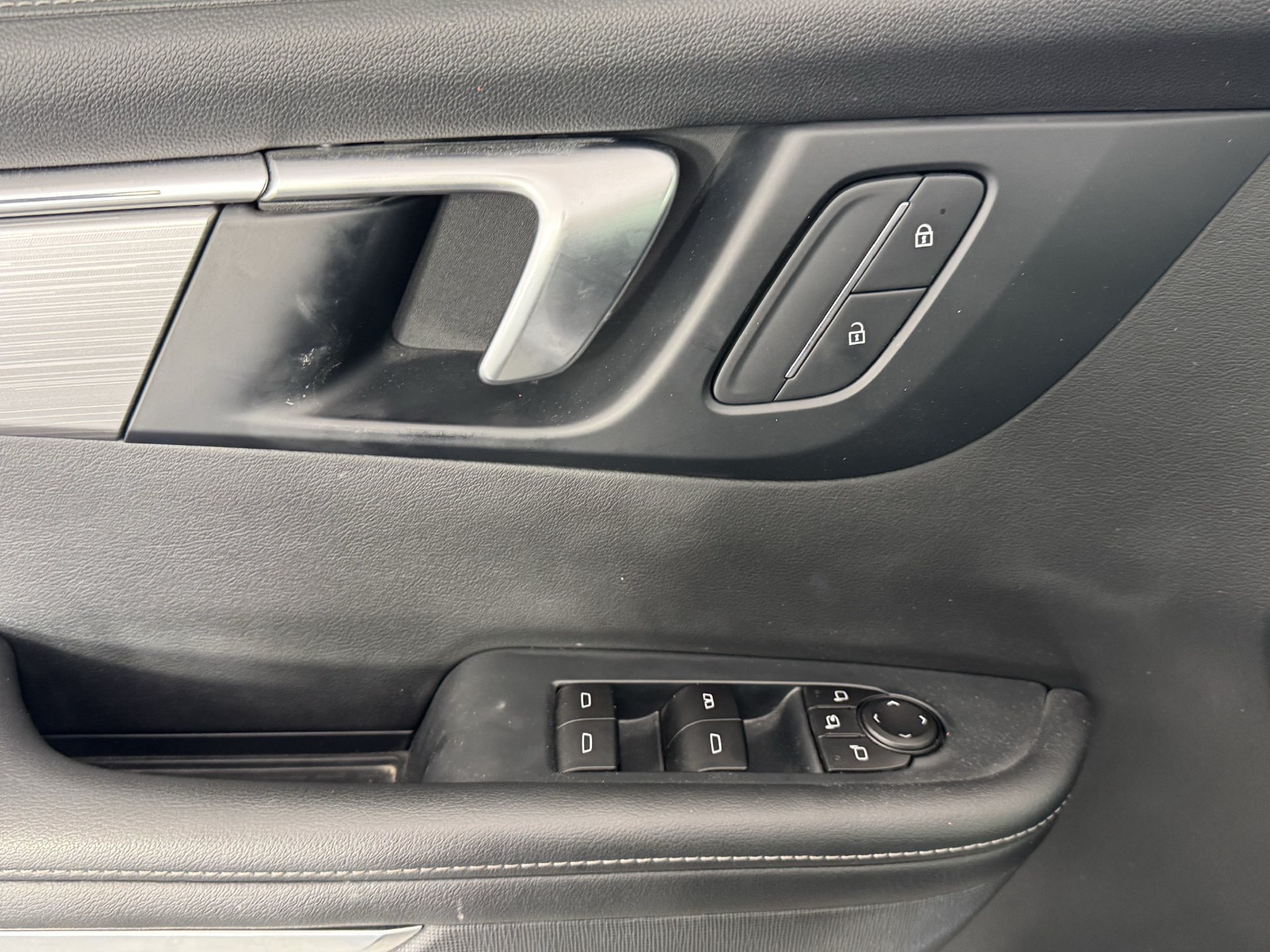Used 2025 Buick Enclave Preferred AWD/4WD image 12