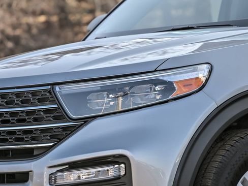 Used 2023 Ford Explorer XLT w/ Equipment Group 202A image 3