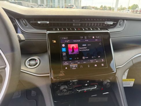 New 2025 Jeep Grand Cherokee Altitude image 17