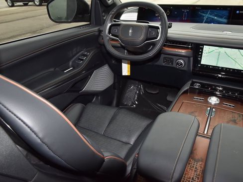 New 2026 Lincoln Navigator L Black Label AWD/4WD image 16