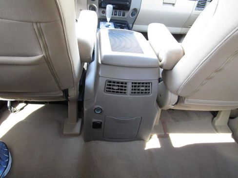 Used 2015 Nissan Titan SV image 15