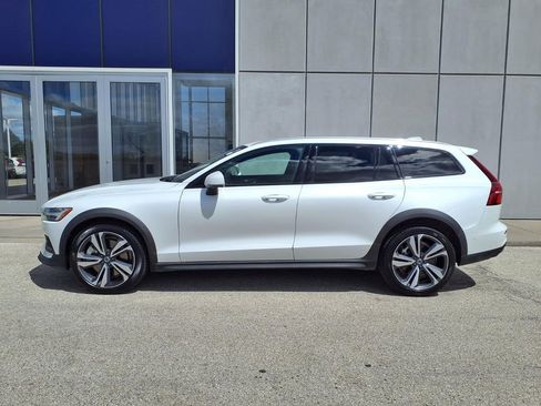 Certified 2025 Volvo V60 B5 Cross Country Plus AWD/4WD image 3