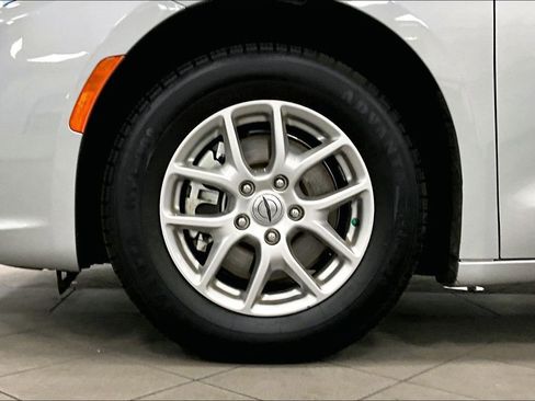 Used 2024 Chrysler Pacifica Touring-L image 34