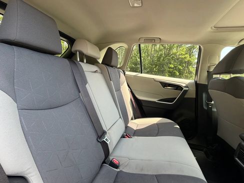 Used 2019 Toyota RAV4 XLE w/ Convenience Package FWD image 20