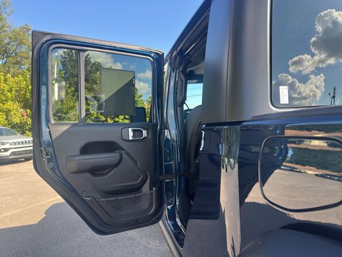 Used 2025 Jeep Gladiator Rubicon w/ Safety Group image 18