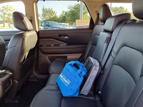 Used 2023 Nissan Pathfinder SL w/ Lighting Package (N92) image 7