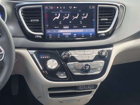 Used 2024 Chrysler Pacifica Touring-L FWD image 25
