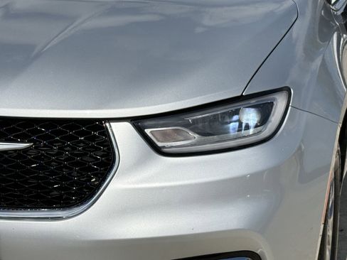 Used 2023 Chrysler Pacifica Touring-L image 11