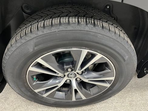 Used 2018 Toyota Highlander Plus w/ Carpet Mat Package (TMS) AWD/4WD image 82