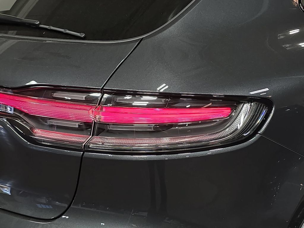 Certified 2026 Porsche Macan AWD/4WD image 30