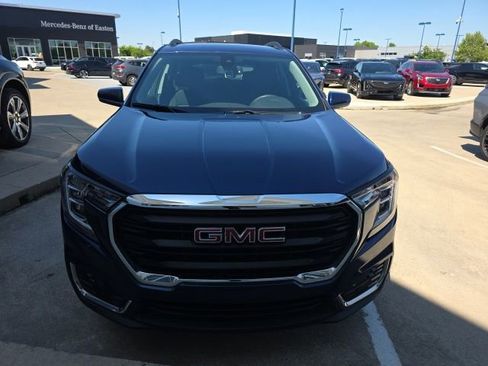 Used 2023 GMC Terrain SLE w/ Driver Convenience Package AWD/4WD image 2