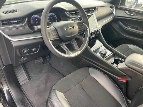 Used 2023 Jeep Grand Cherokee Altitude AWD/4WD image 5