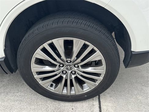 Used 2021 Toyota Venza XLE w/ Softex Package image 15