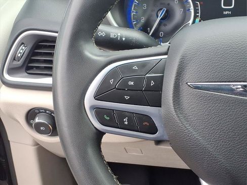 Used 2023 Chrysler Pacifica Touring-L FWD image 10
