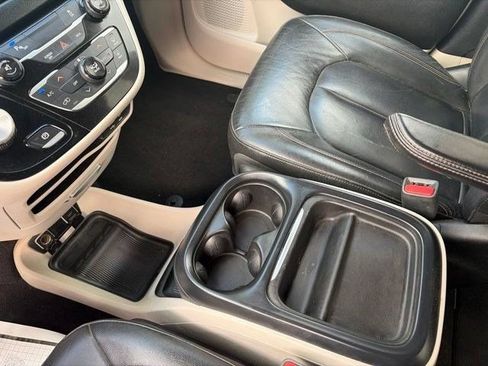 Used 2017 Chrysler Pacifica Touring-L FWD image 26