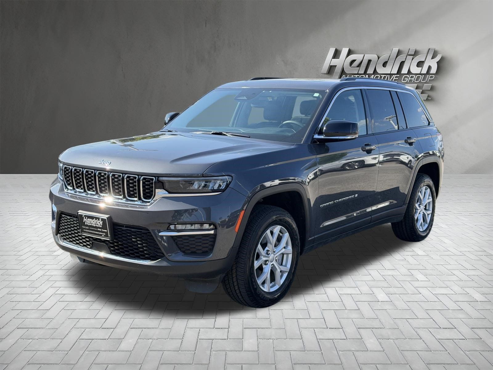 Used 2023 Jeep Grand Cherokee Limited AWD/4WD image 5
