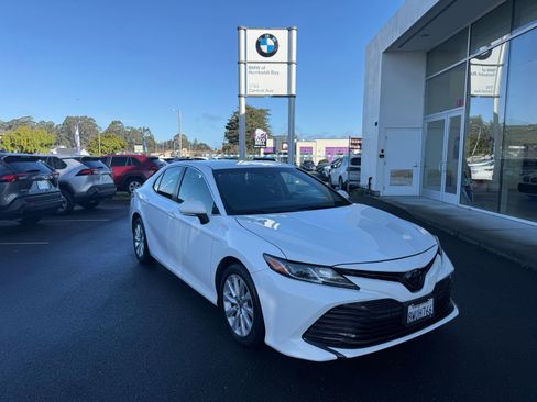 Used 2018 Toyota Camry LE w/ Convenience Package image 2