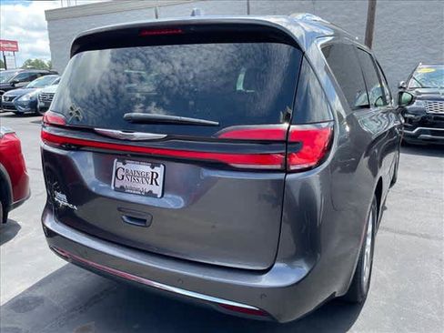 Used 2021 Chrysler Pacifica Touring-L FWD image 3