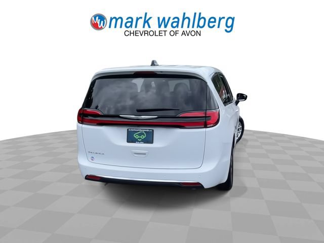 Used 2024 Chrysler Pacifica Touring-L FWD image 7