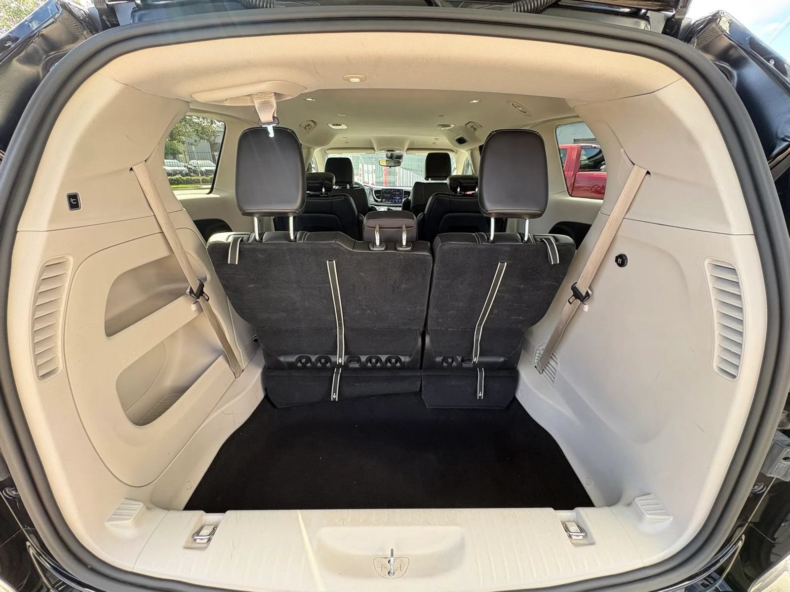 Used 2024 Chrysler Pacifica Touring-L FWD image 31